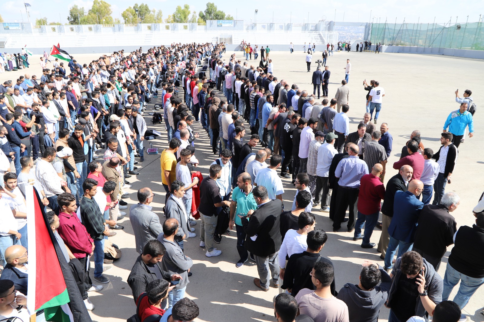 الآلاف في البلقاء التطبيقية يتقدمهم رئيس الجامعة يؤدون صلاة الغائب على أرواح الشهداء في غزة