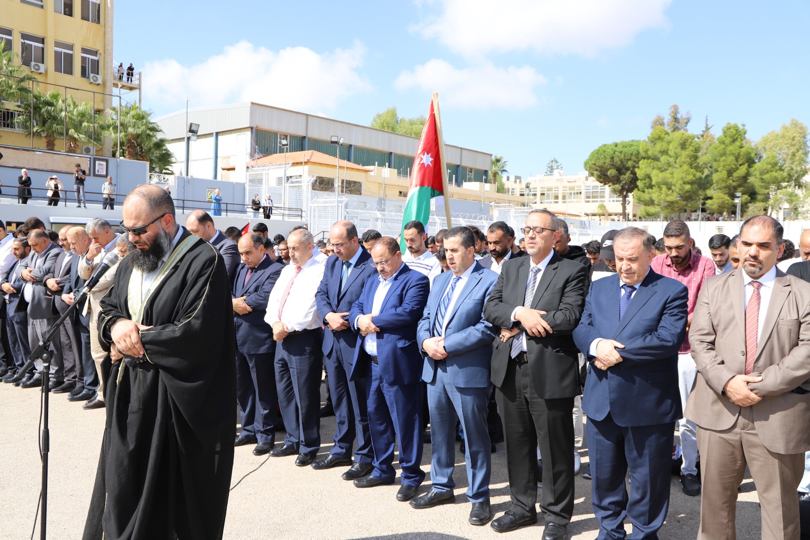 الآلاف في البلقاء التطبيقية يتقدمهم رئيس الجامعة يؤدون صلاة الغائب على أرواح الشهداء في غزة