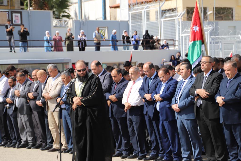 الآلاف في البلقاء التطبيقية يتقدمهم رئيس الجامعة يؤدون صلاة الغائب على أرواح الشهداء في غزة