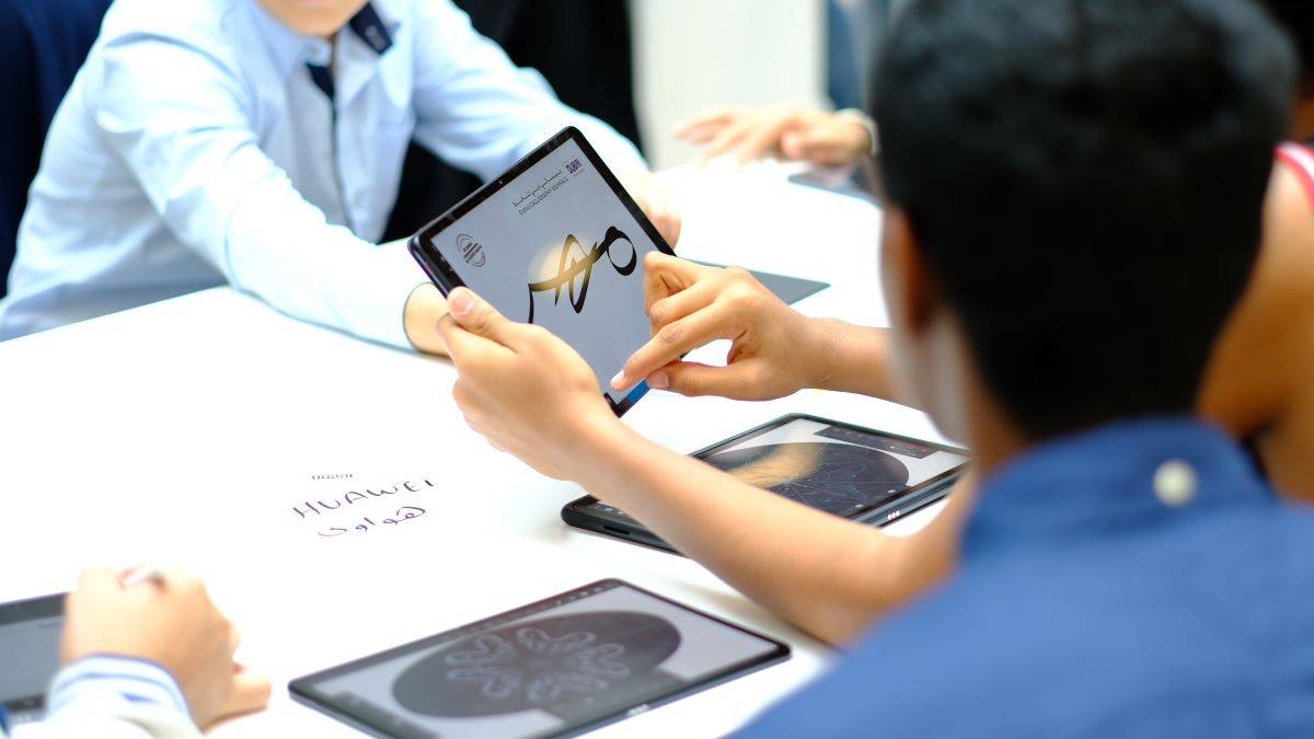خلال ورشة عمل ملهمة في بينالي دبي للخط هواوي تكشف عن أحدث أجهزتها اللوحية HUAWEI MatePad PaperMatte