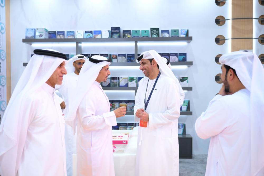 سلطان بن أحمد القاسمي يثمن جهود مركز تريندز العلمية.. وجناح المركز يجذب أنظار الزوار‎