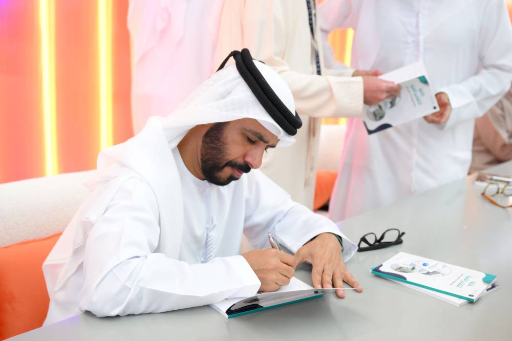 سلطان بن أحمد القاسمي يثمن جهود مركز تريندز العلمية.. وجناح المركز يجذب أنظار الزوار‎