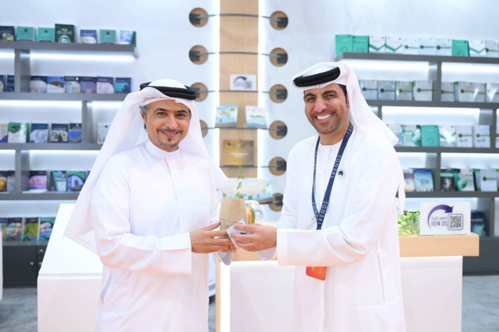 سلطان بن أحمد القاسمي يثمن جهود مركز تريندز العلمية.. وجناح المركز يجذب أنظار الزوار‎