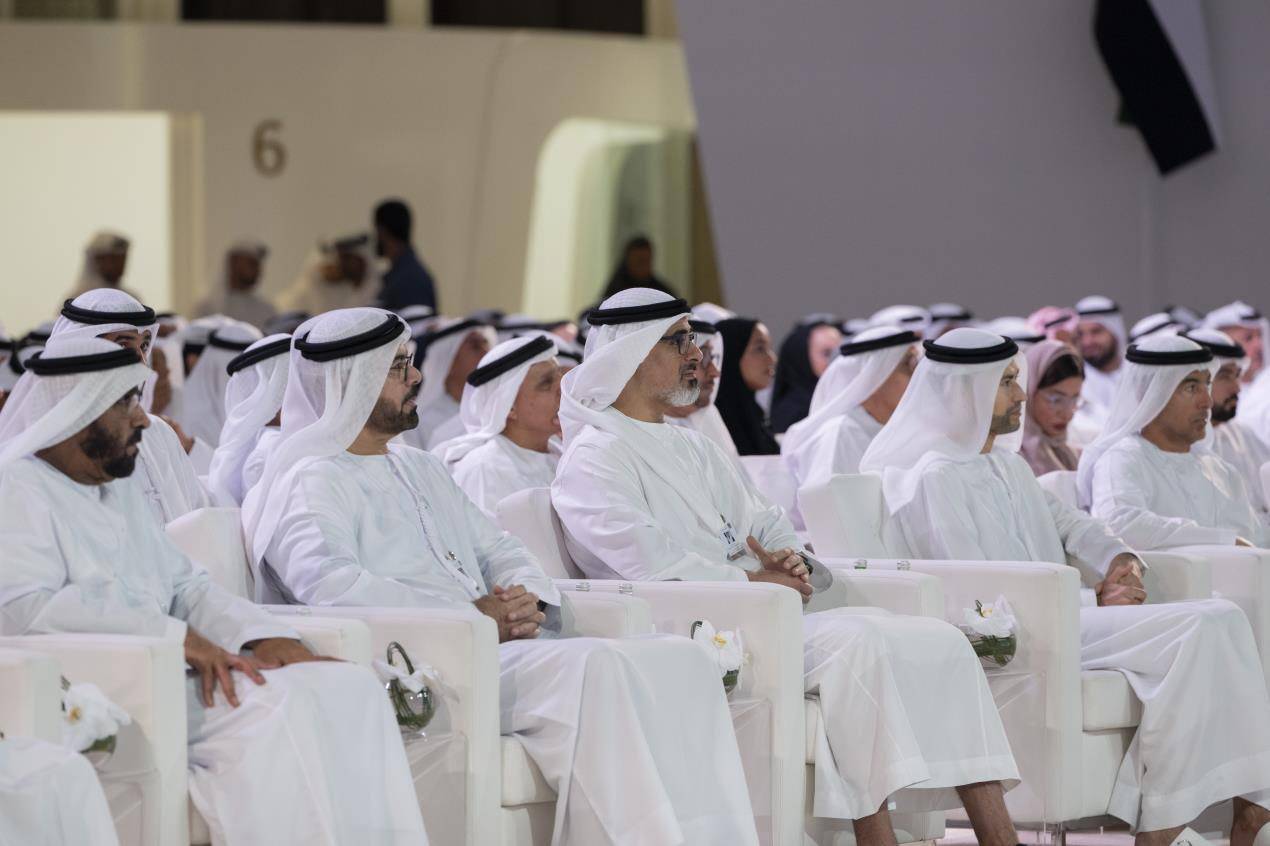 خالد بن محمد بن زايد يشهد جانباً من الاجتماعات السنوية لحكومة دولة الإمارات
