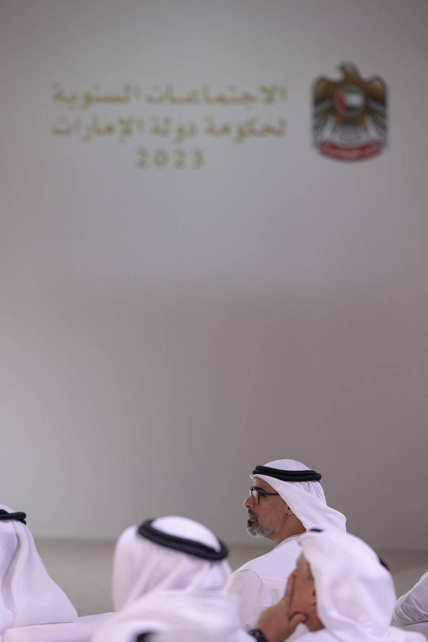 خالد بن محمد بن زايد يشهد جانباً من الاجتماعات السنوية لحكومة دولة الإمارات