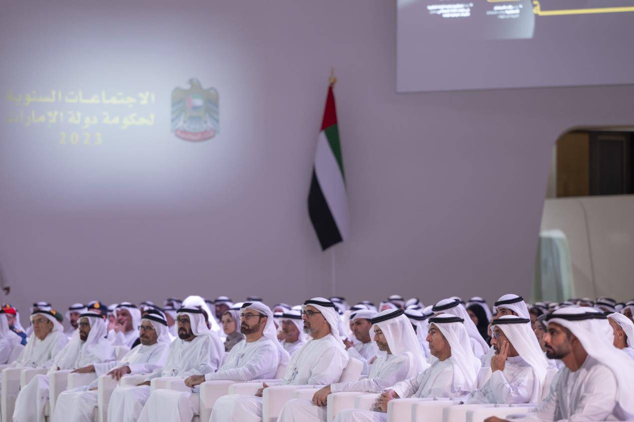 خالد بن محمد بن زايد يشهد جانباً من الاجتماعات السنوية لحكومة دولة الإمارات