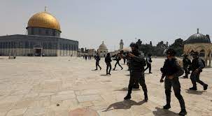 مستوطنون متطرفون يقتحمون باحات الأقصى بحراسة شرطة الاحتلال