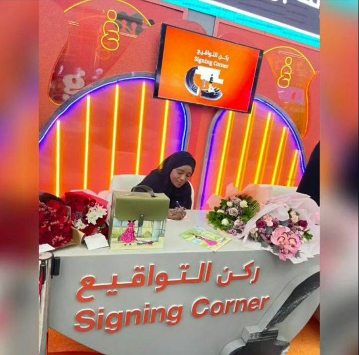 مؤلفة قصة «أمي ملجئي » صالحة فرج العليلي توقع كتابها الأول ضمن فعاليات معرض الشارقةالدولي_للكتاب بنسخته ال42