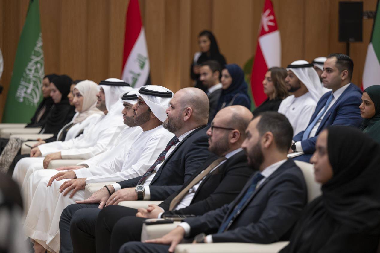 تحت رعاية عبدالله بن زايد وبحضور ذياب بن محمد بن زايد وراشد بن حميد بن راشد.. برنامج القيادات الدبلوماسية العربية الشابة يحتفل بتخريج دفعة من طلبته