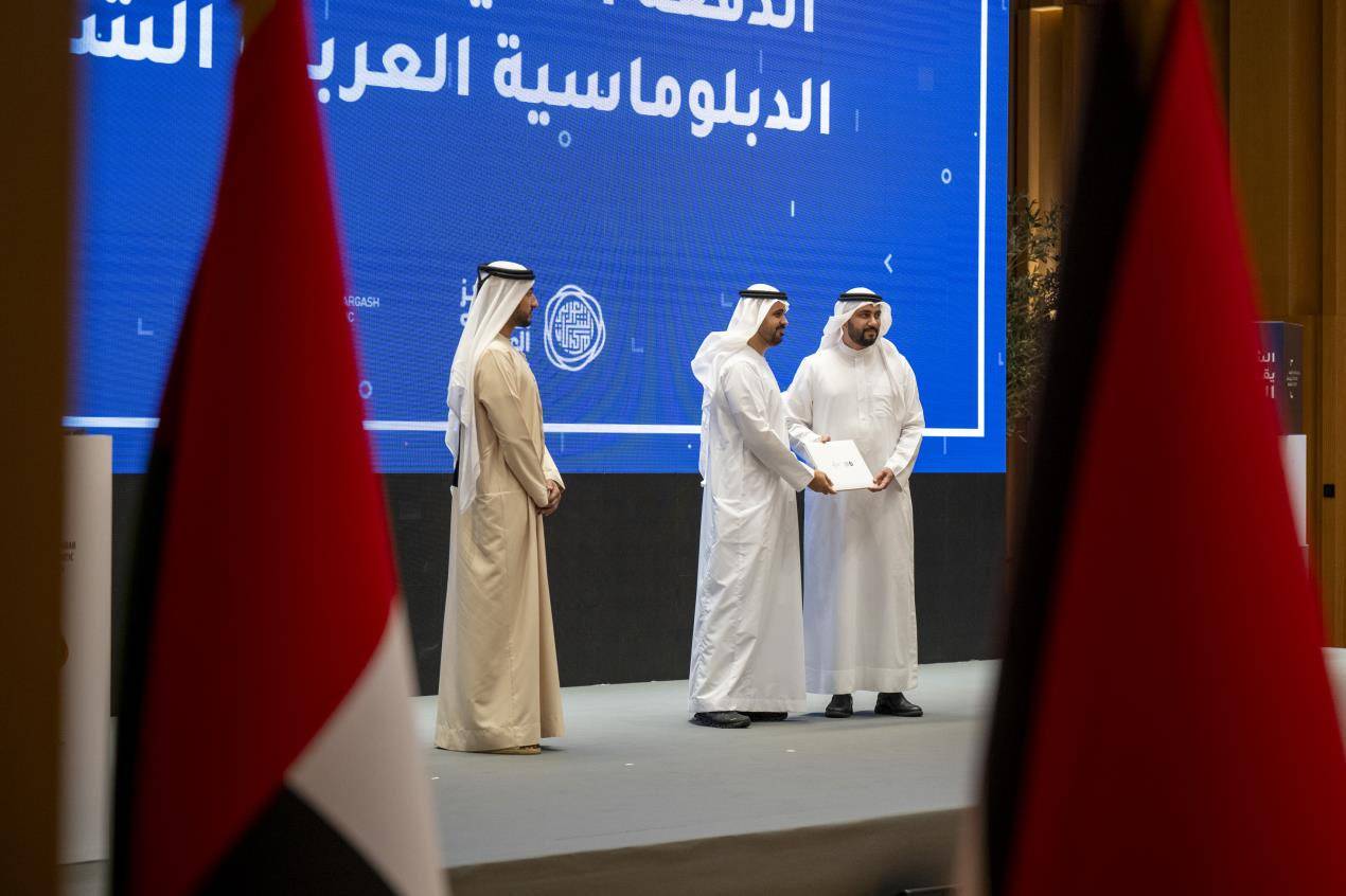 تحت رعاية عبدالله بن زايد وبحضور ذياب بن محمد بن زايد وراشد بن حميد بن راشد.. برنامج القيادات الدبلوماسية العربية الشابة يحتفل بتخريج دفعة من طلبته