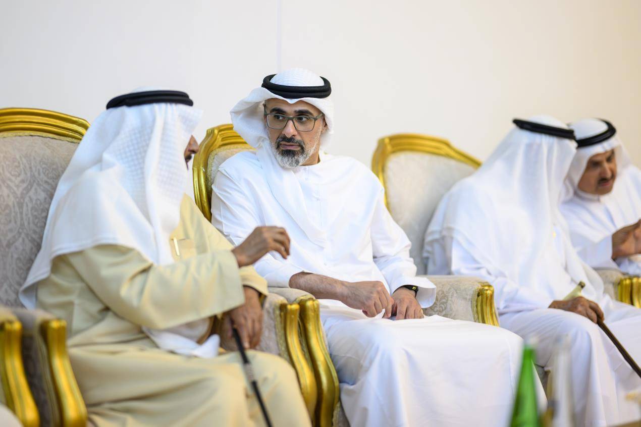 خالد بن محمد بن زايد يقدِّم واجب العزاء في وفاة والدة معالي صقر بن غباش