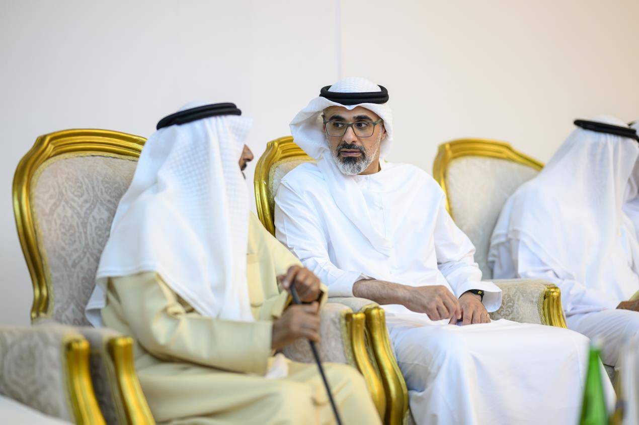 خالد بن محمد بن زايد يقدِّم واجب العزاء في وفاة والدة معالي صقر بن غباش