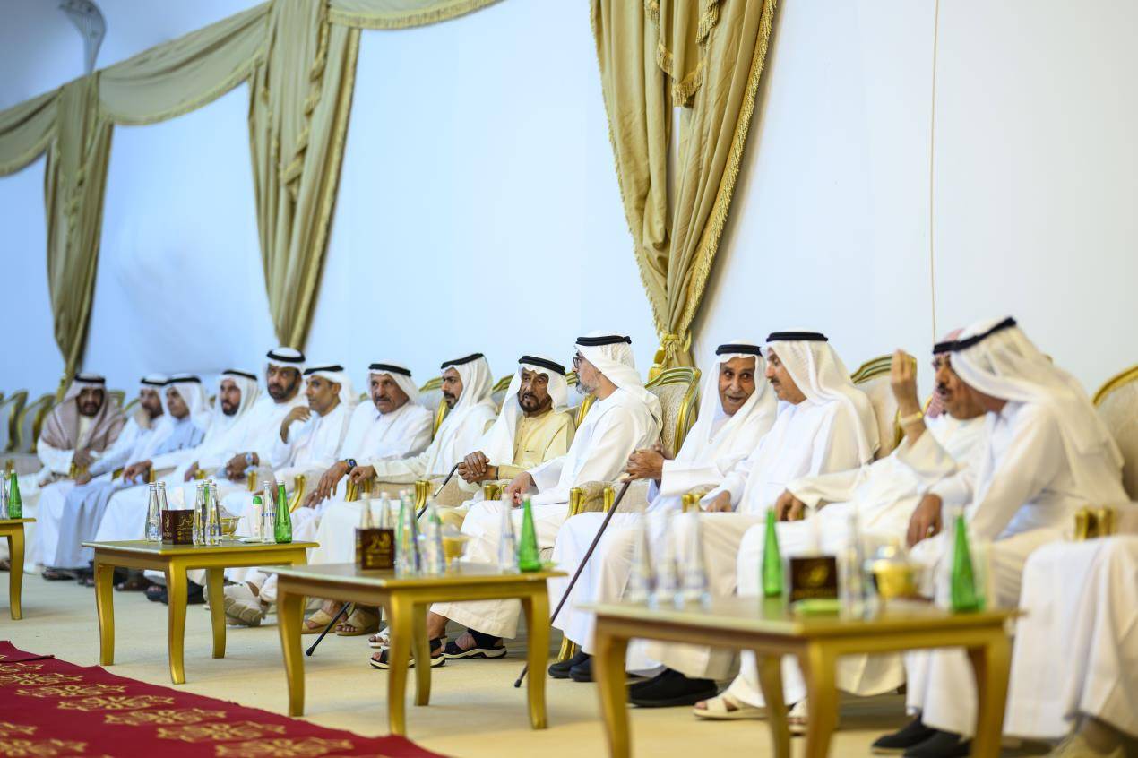 خالد بن محمد بن زايد يقدِّم واجب العزاء في وفاة والدة معالي صقر بن غباش