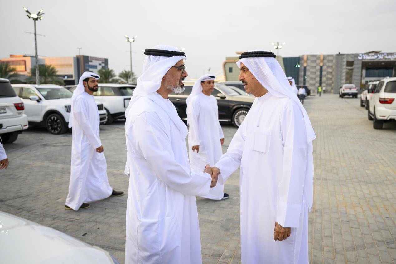 خالد بن محمد بن زايد يقدِّم واجب العزاء في وفاة والدة معالي صقر بن غباش