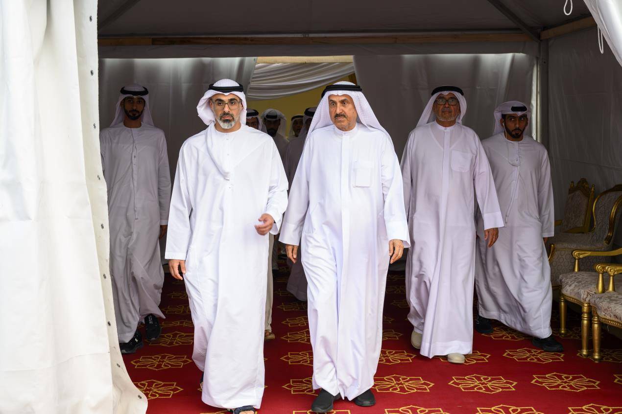 خالد بن محمد بن زايد يقدِّم واجب العزاء في وفاة والدة معالي صقر بن غباش