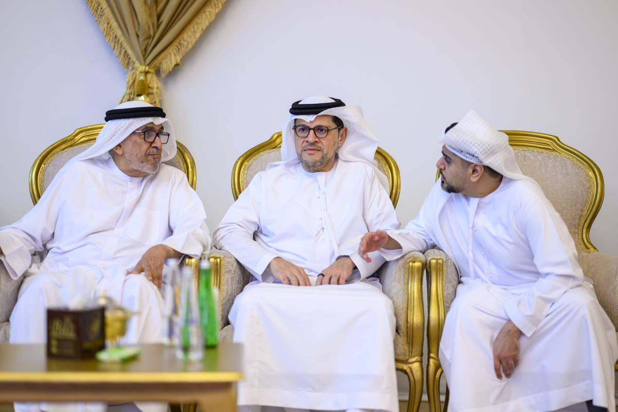خالد بن محمد بن زايد يقدِّم واجب العزاء في وفاة والدة معالي صقر بن غباش