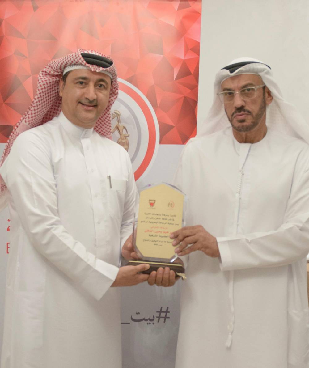منح الرحال الإماراتي ابراهيم الذهلي  العضوية الشرفية لجمعية الرحالة البحرينية