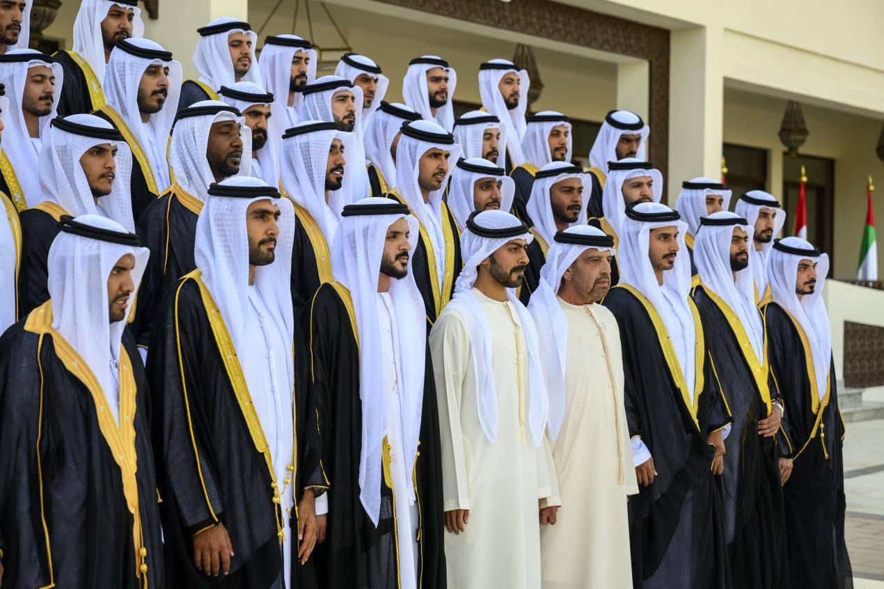 خليفة بن طحنون يشهد العرس الجماعي الأول في مجلس الهواشم