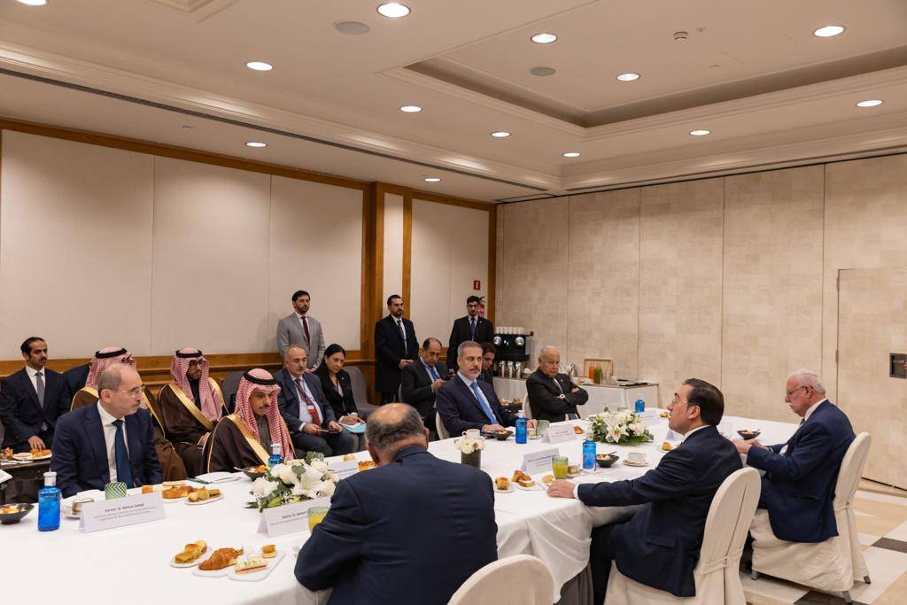أعضاء اللجنة الوزارية المكلفة من القمة العربية الإسلامية المشتركة غير العادية يلتقون وزير خارجية إسبانيا