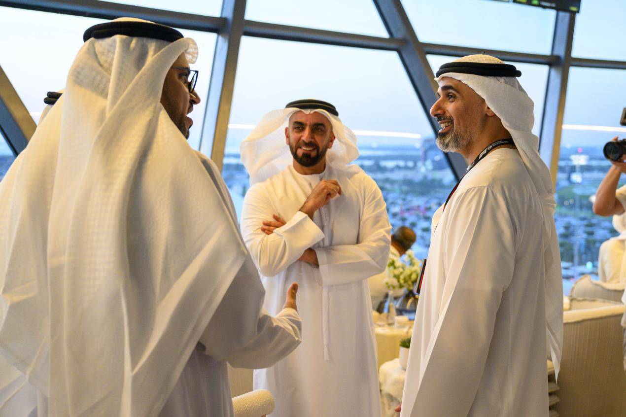 خالد بن محمد بن زايد يشهد اليوم الختامي من النسخة الـ15 لسباق جائزة الاتحاد للطيران الكبرى للفورمولا 1