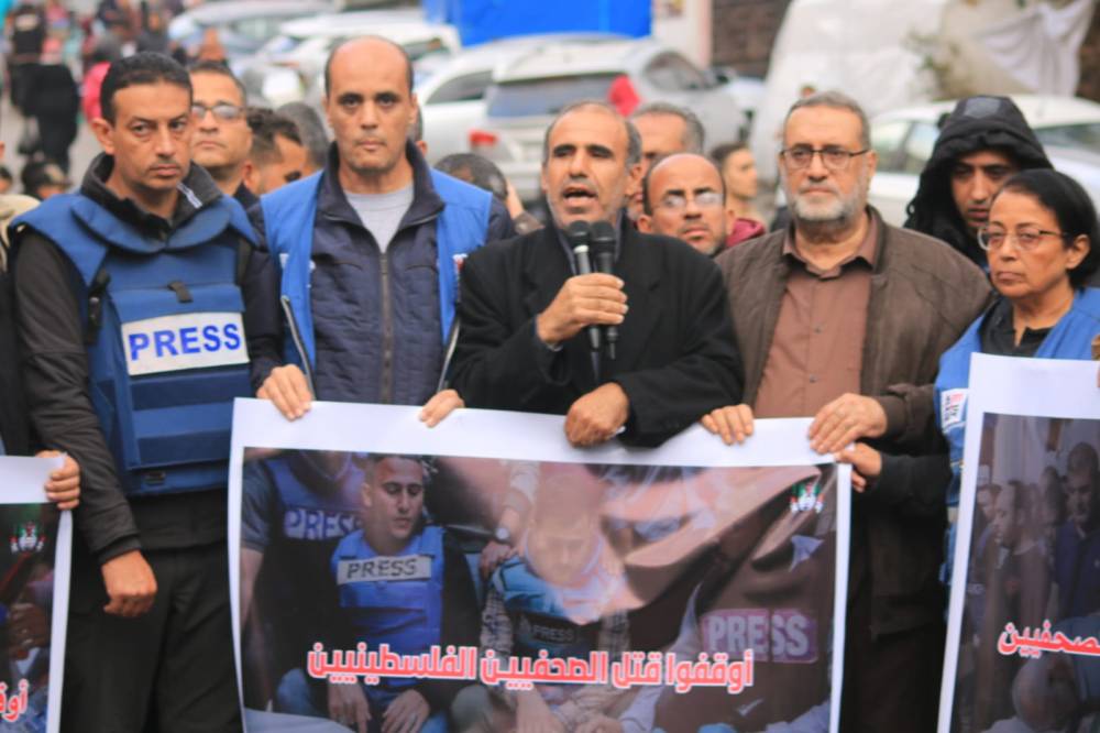 نقابة الصحفيين تنظم وقفة منددة بجرائم الاحتلال في قطاع غزة