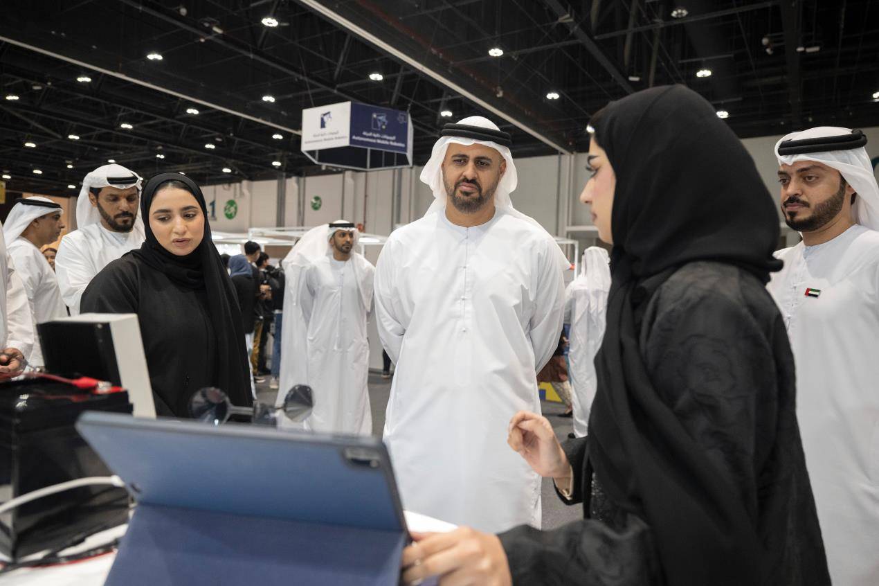 ذياب بن محمد بن زايد يشهد فعاليات النسخة الثانية من مسابقة مهارات آسيا العالمية أبوظبي