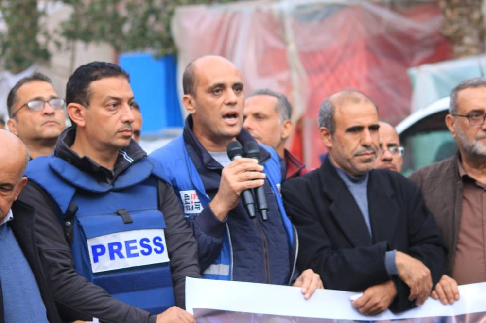 نقابة الصحفيين تنظم وقفة منددة بجرائم الاحتلال في قطاع غزة