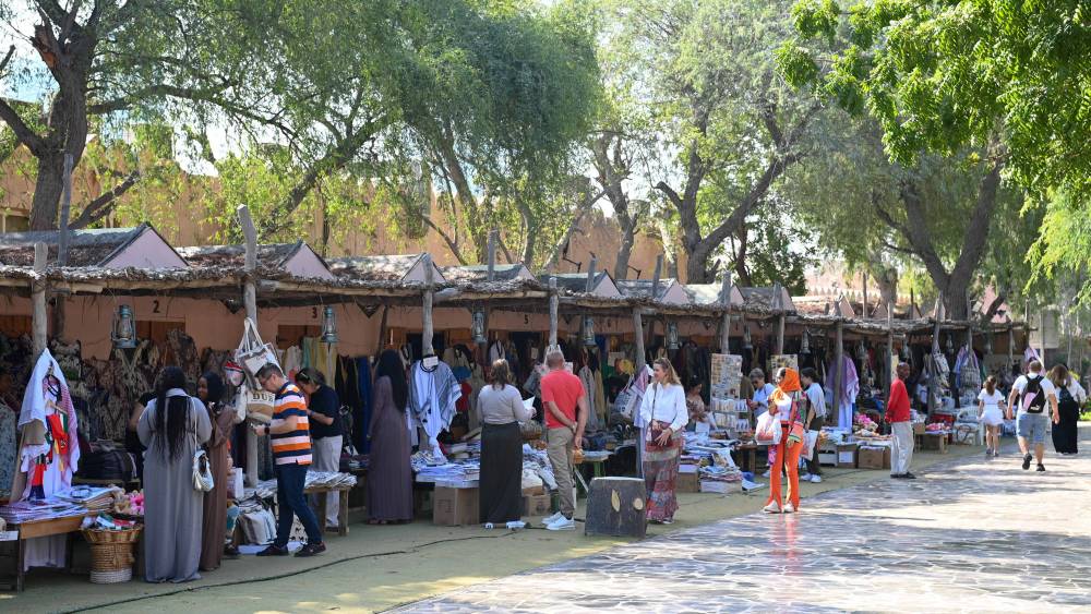نظمها نادي تراث الإمارات بالتعاون مع لجنة إدارة المهرجانات .. القرية التراثية تزدهي بفعاليات متنوعة في عيد الاتحاد الـ «52»