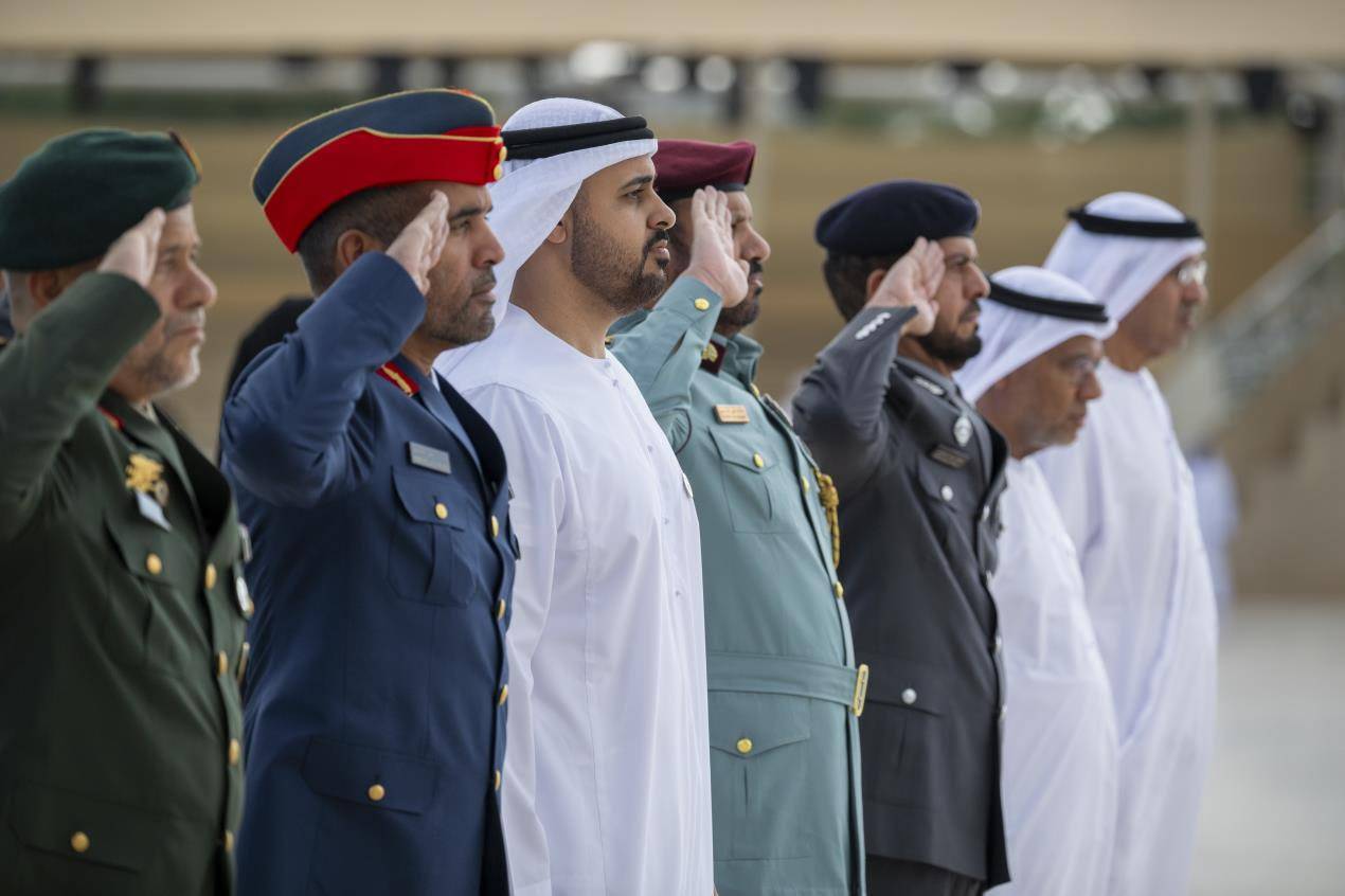 ذياب بن محمد بن زايد يشارك في وقفة الدعاء الصامت في واحة الكرامة