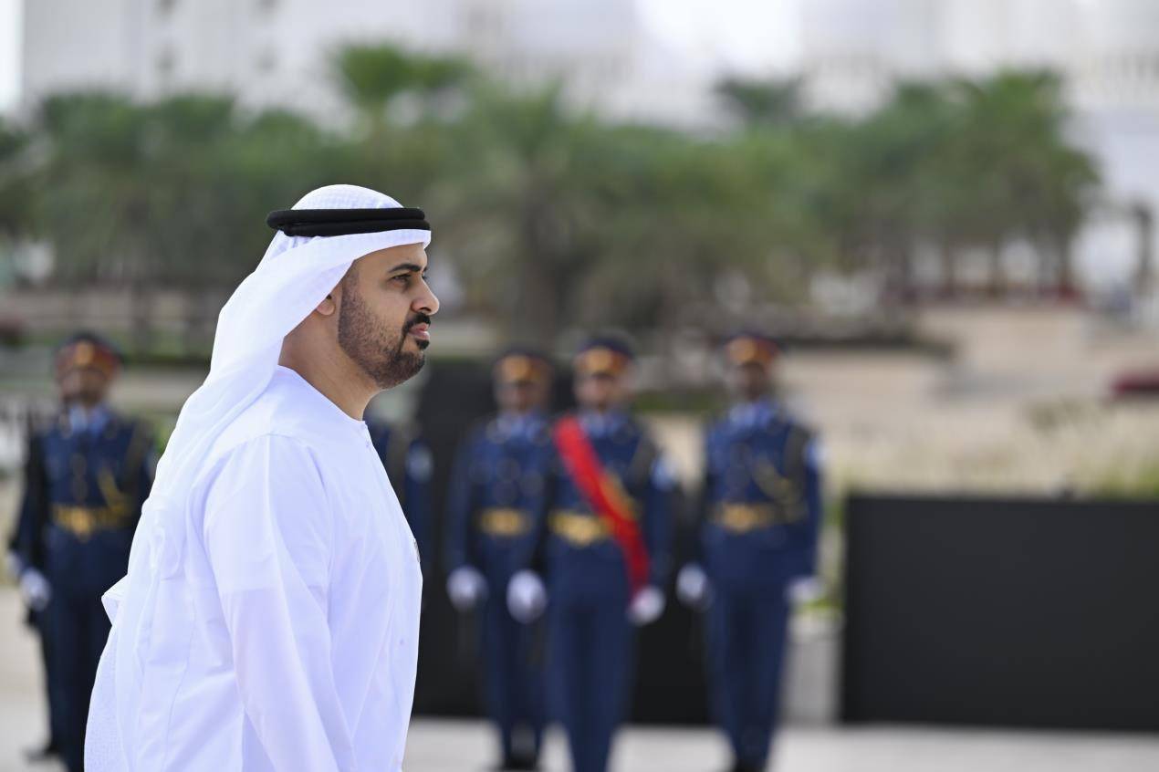 ذياب بن محمد بن زايد يشارك في وقفة الدعاء الصامت في واحة الكرامة