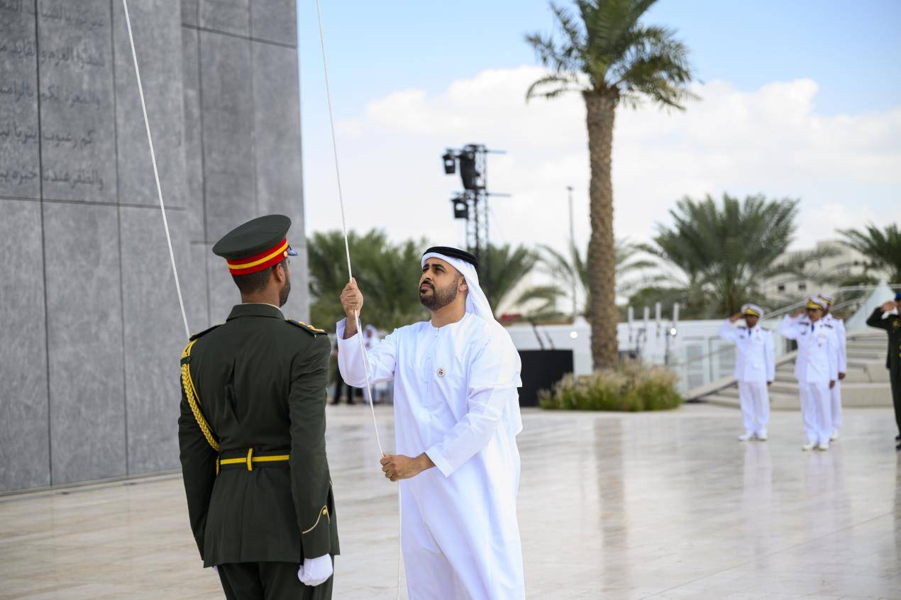 ذياب بن محمد بن زايد يشارك في وقفة الدعاء الصامت في واحة الكرامة