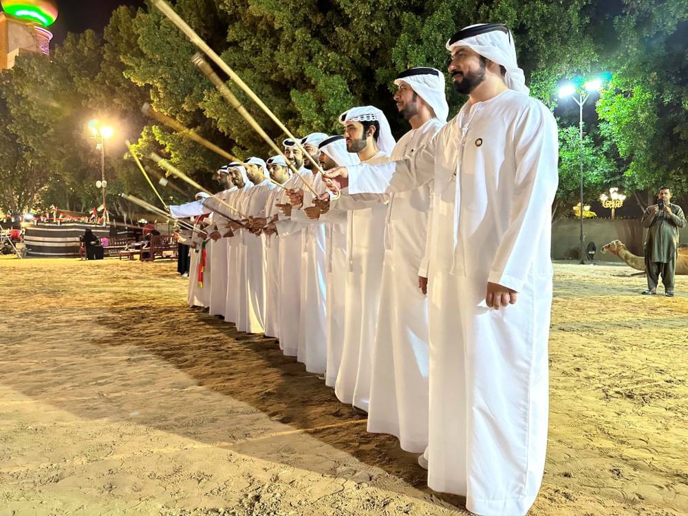 القرية التراثية التابعة لمركز حمدان بن محمد لإحياء التراث تتغنّى بحب الإمارات بيومها الوطني الـ 52