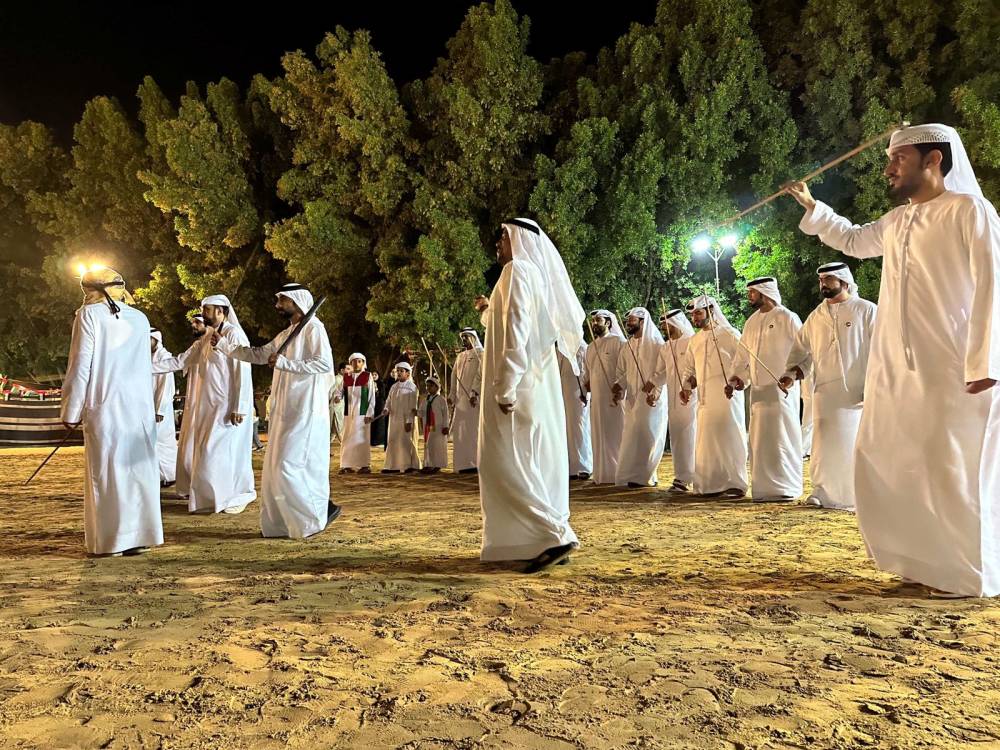 القرية التراثية التابعة لمركز حمدان بن محمد لإحياء التراث تتغنّى بحب الإمارات بيومها الوطني الـ 52