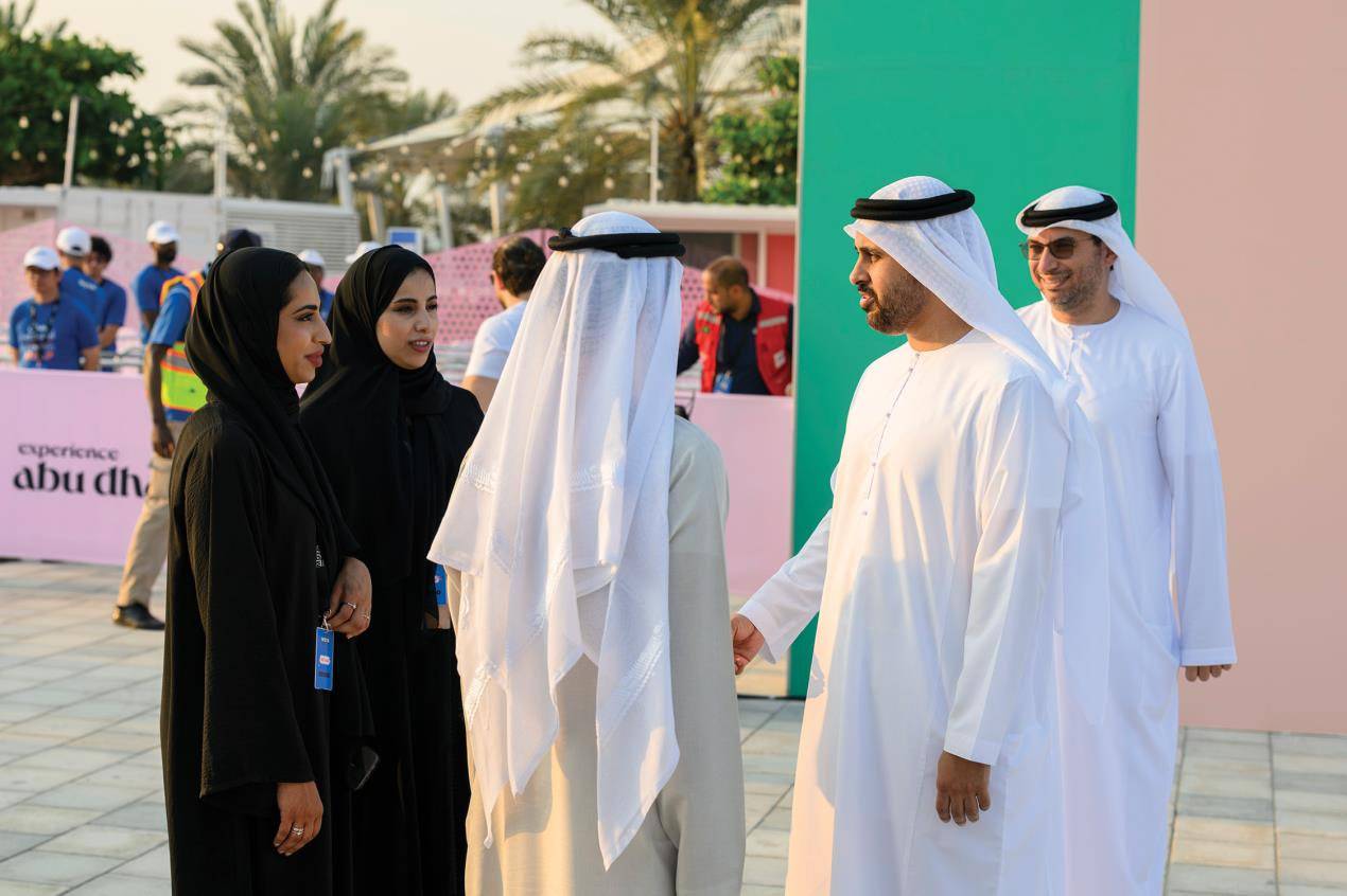 ذياب بن محمد بن زايد يشهد جانباً من فعاليات الدورة السابعة لمهرجان أم الإمارات على كورنيش أبوظبي