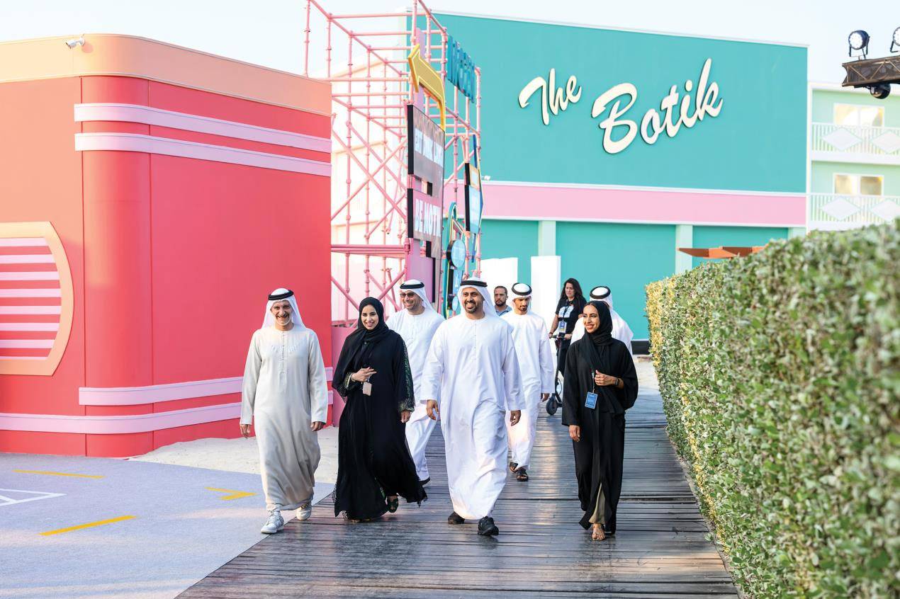 ذياب بن محمد بن زايد يشهد جانباً من فعاليات الدورة السابعة لمهرجان أم الإمارات على كورنيش أبوظبي