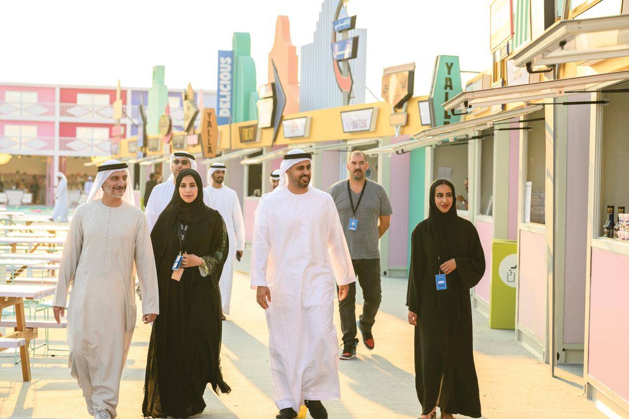 ذياب بن محمد بن زايد يشهد جانباً من فعاليات الدورة السابعة لمهرجان أم الإمارات على كورنيش أبوظبي