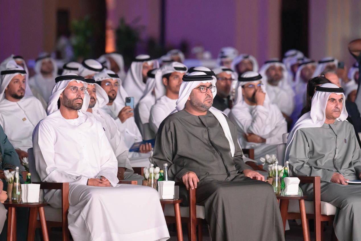 تحت رعاية حمدان بن زايد.. محمد بن حمدان بن زايد يُكرِّم الفائزين في الدورة الأولى من جائزة «سرد الذهب»