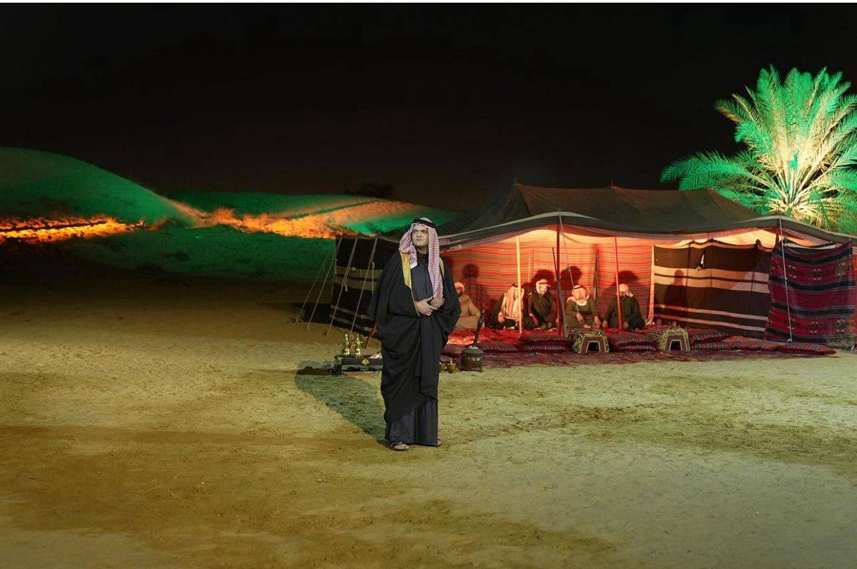 العرض الأردني على مدرج مهرجان الشارقة للمسرح الصحراوي