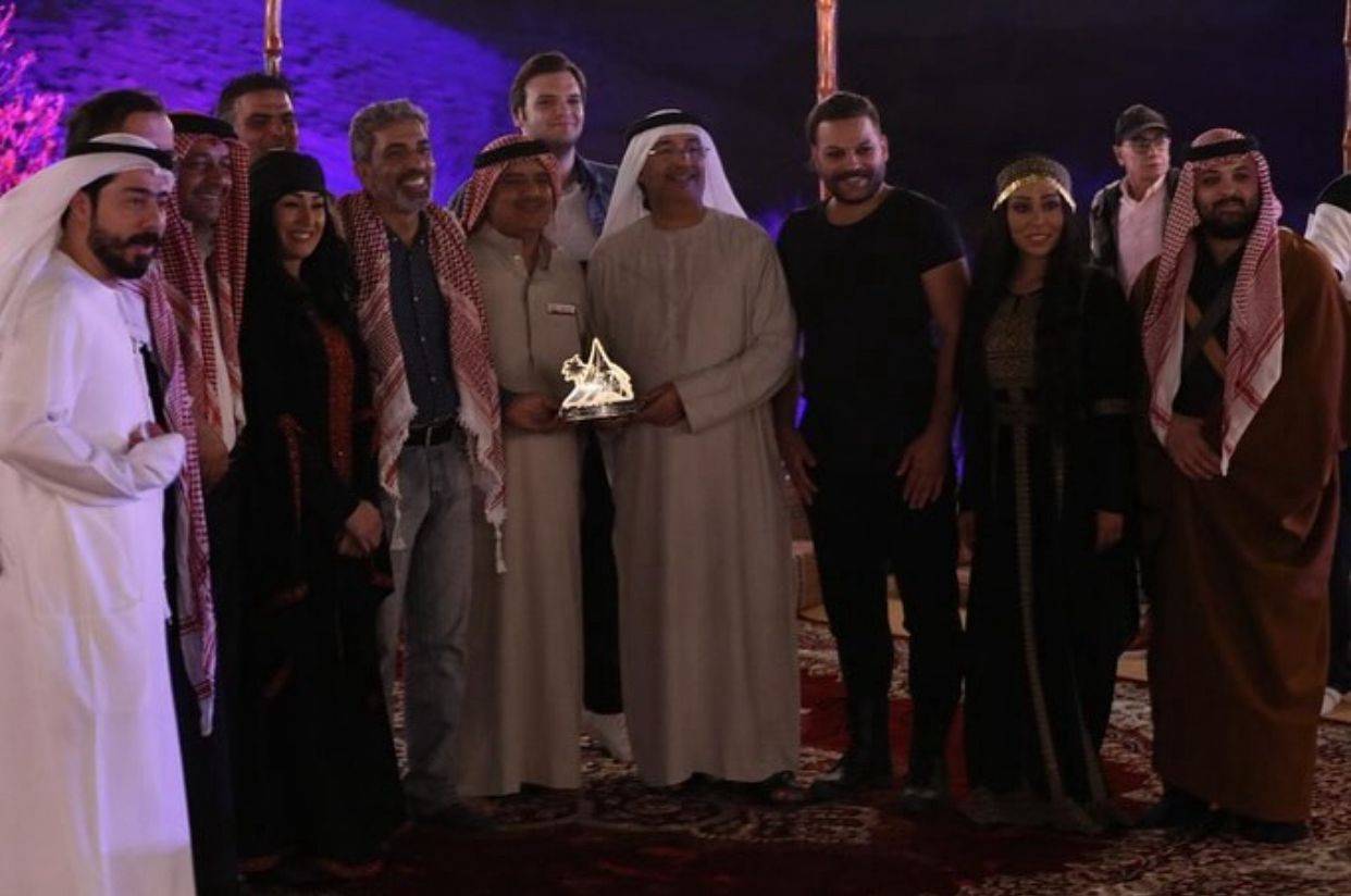  العرض الأردني على مدرج مهرجان الشارقة للمسرح الصحراوي 