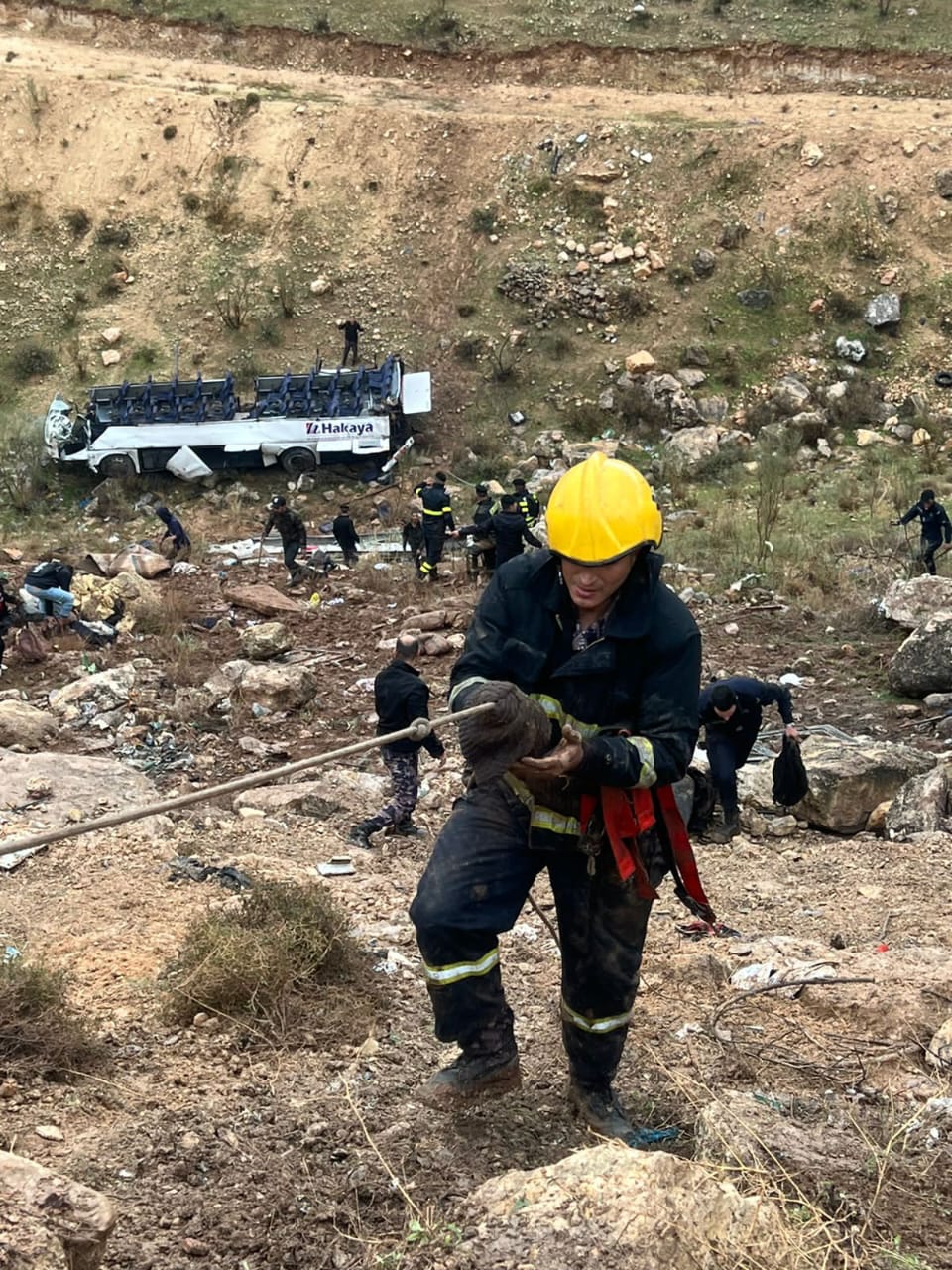 الأمن العام : وفاة 5 اشخاص وإصابة 35 آخرين بحادث تدهور حافله في محافظة البلقاء 