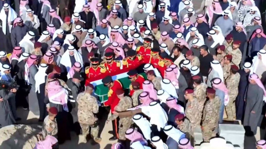 الكويتيون يشيعون جثمان الأمير نواف الأحمد الجابر الصباح إلى مثواه الأخير