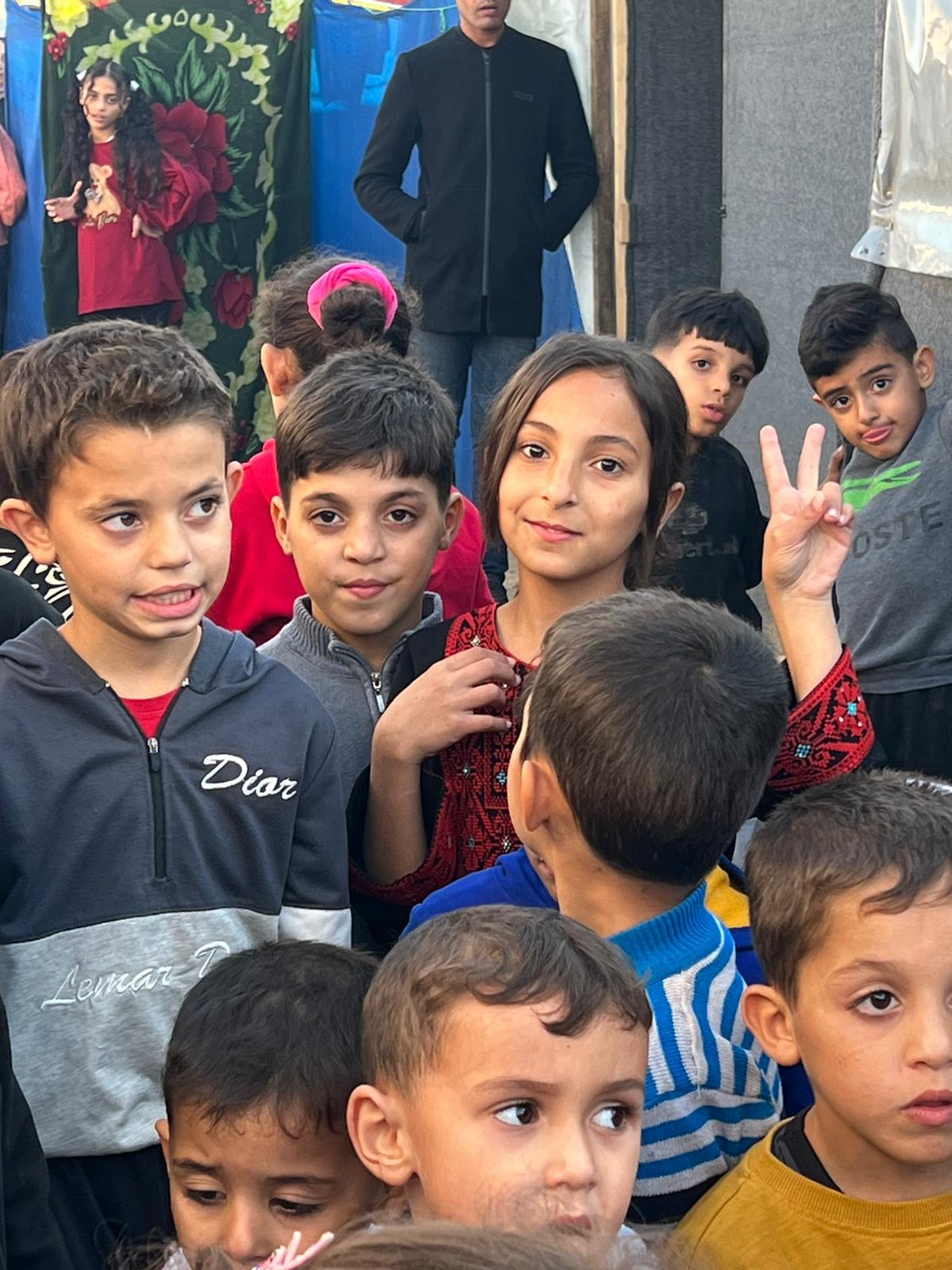 هيفاء وهبي ترسم الابتسامة على وجوه أطفال غزة