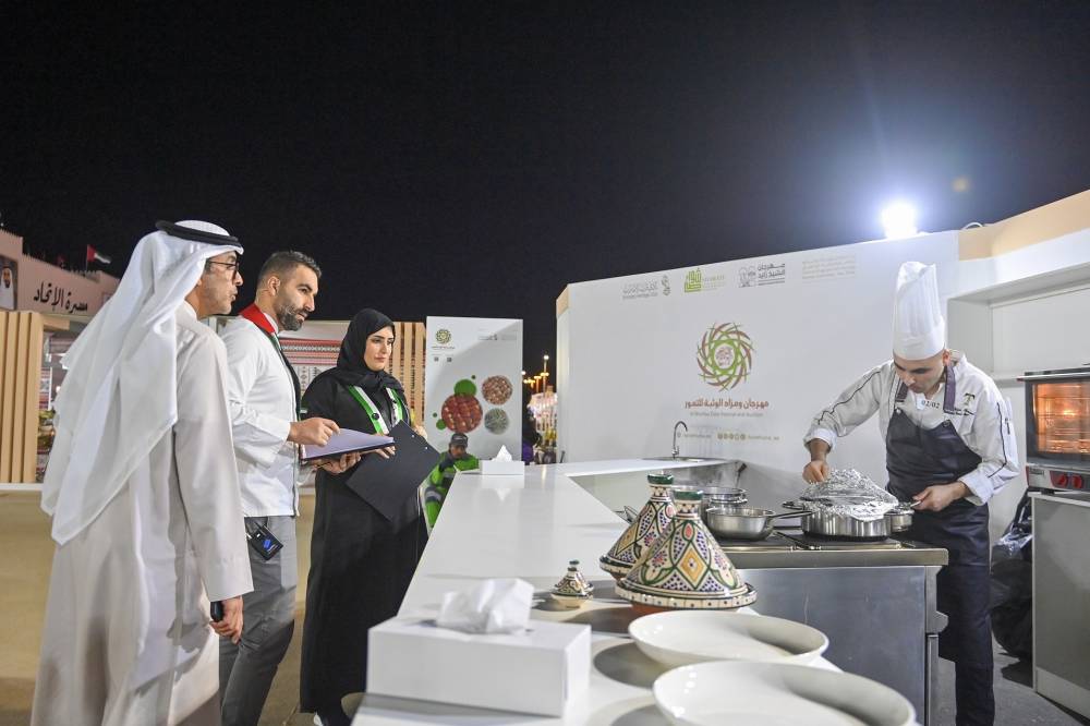 برعاية منصور بن زايد .. اختتام مهرجان ومزاد الوثبة للتمور تكريم شركاء النجاح من الجهات الراعية والداعمة استقبال 22 طن من التمور الإماراتية الفاخرة 10 أيام احتفت بنخيل التمر ومنتجاته والصناعات المرتبطة به  