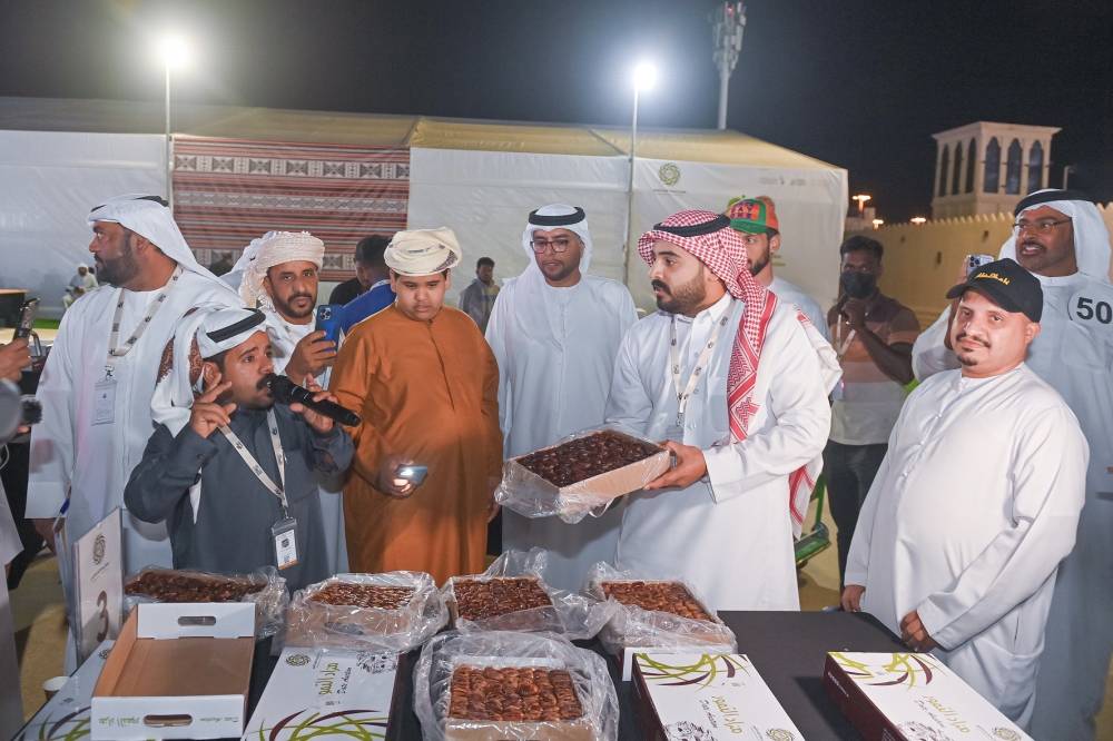 برعاية منصور بن زايد .. اختتام مهرجان ومزاد الوثبة للتمور تكريم شركاء النجاح من الجهات الراعية والداعمة استقبال 22 طن من التمور الإماراتية الفاخرة 10 أيام احتفت بنخيل التمر ومنتجاته والصناعات المرتبطة به  