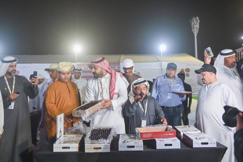 برعاية منصور بن زايد .. اختتام مهرجان ومزاد الوثبة للتمور تكريم شركاء النجاح من الجهات الراعية والداعمة استقبال 22 طن من التمور الإماراتية الفاخرة 10 أيام احتفت بنخيل التمر ومنتجاته والصناعات المرتبطة به  