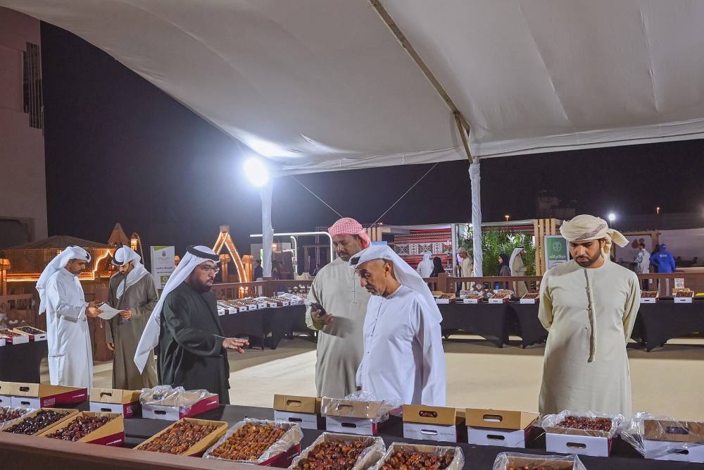 برعاية منصور بن زايد .. اختتام مهرجان ومزاد الوثبة للتمور تكريم شركاء النجاح من الجهات الراعية والداعمة استقبال 22 طن من التمور الإماراتية الفاخرة 10 أيام احتفت بنخيل التمر ومنتجاته والصناعات المرتبطة به  