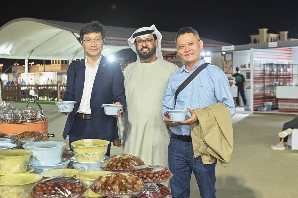 برعاية منصور بن زايد .. اختتام مهرجان ومزاد الوثبة للتمور تكريم شركاء النجاح من الجهات الراعية والداعمة استقبال 22 طن من التمور الإماراتية الفاخرة 10 أيام احتفت بنخيل التمر ومنتجاته والصناعات المرتبطة به  