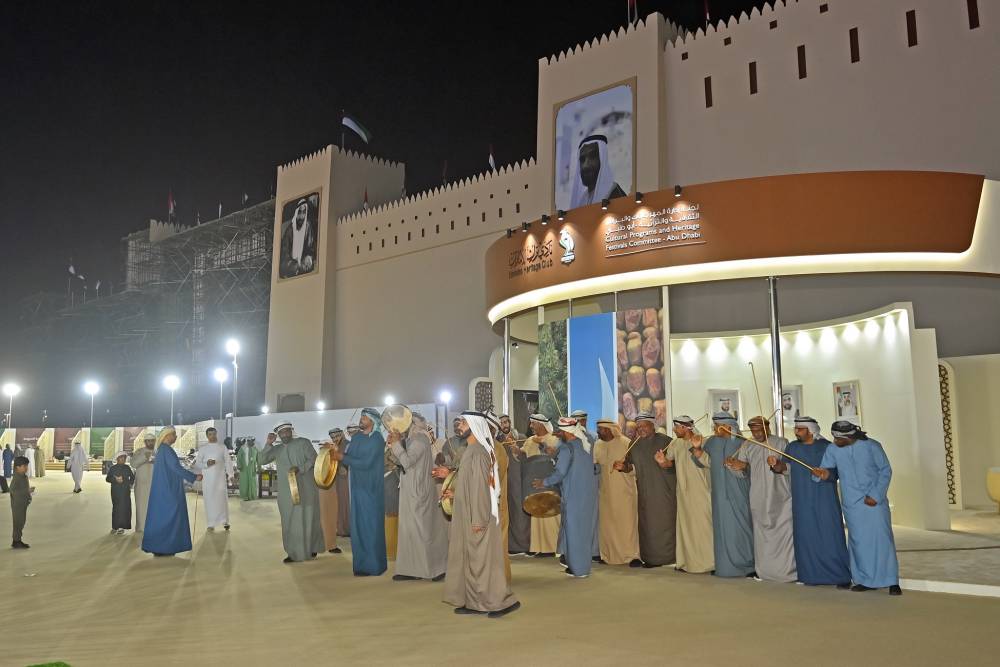 برعاية منصور بن زايد .. اختتام مهرجان ومزاد الوثبة للتمور تكريم شركاء النجاح من الجهات الراعية والداعمة استقبال 22 طن من التمور الإماراتية الفاخرة 10 أيام احتفت بنخيل التمر ومنتجاته والصناعات المرتبطة به  