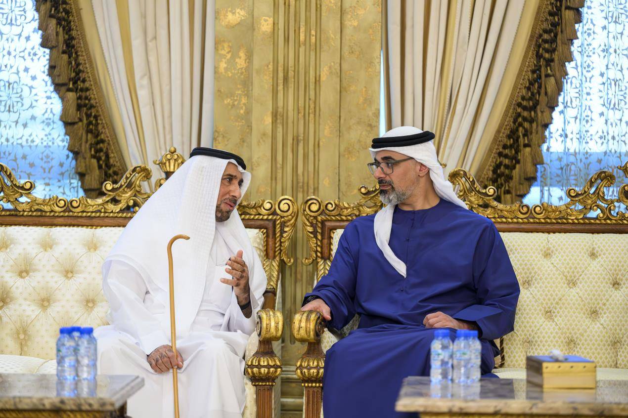 خالد بن محمد بن زايد يعزي د. محمد سعيد البادي في وفاة والدته