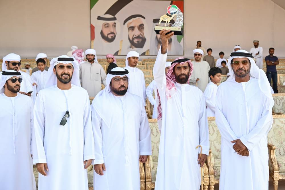 مزاينة الإبل في مهرجان محمد بن زايد لسباقات الهجن تختتم المنافسات بتتويج سن الحول